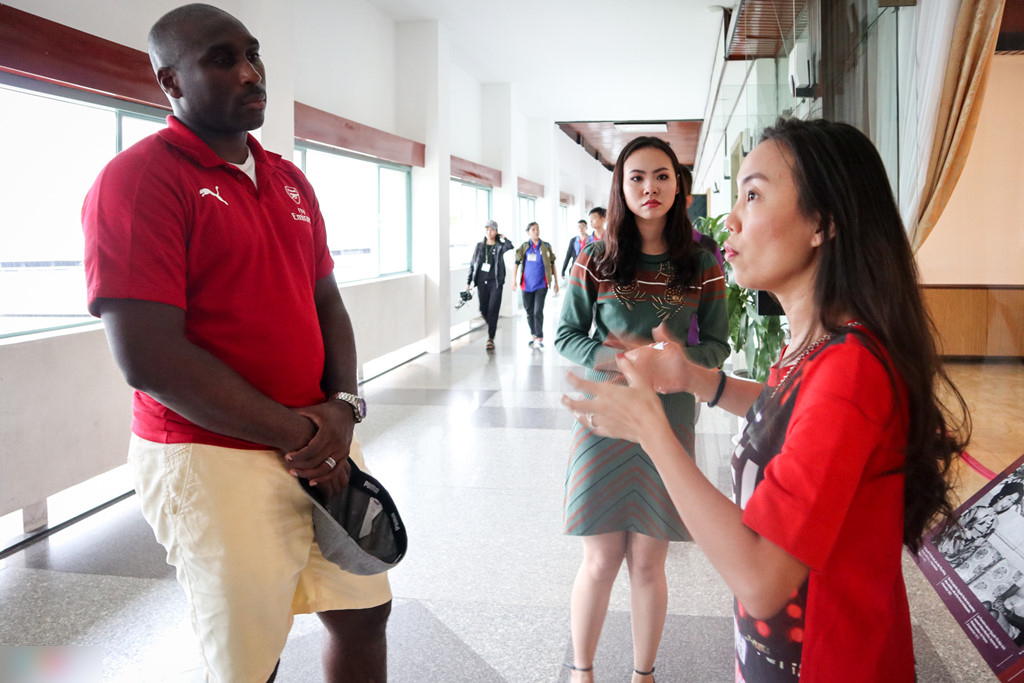 Huyền thoại Arsenal mặc áo dài, đội nón lá Việt Nam